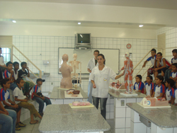 Alunos da Escola Arlindo de Mello visitam UNIFOR-MG