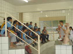 Alunos da Escola José Antônio do Couto visitam UNIFOR-MG