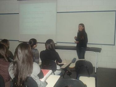 Alunos de Fisioterapia assistem à palestra sobre Drenagem Linfática Manual