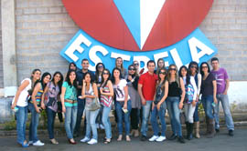 Estudantes do UNIFOR-MG visitam fábrica de brinquedos Estrela