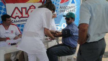 Alunos de Enfermagem participam de evento voltado para motoristas na MG-050