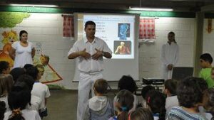 Alunos da Escola Municipal CAIC participam de palestra com acadêmicos de Fisioterapia