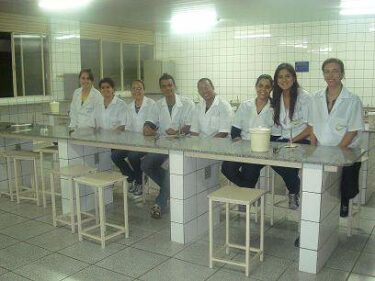 Aula no Laboratório de Microbiologia