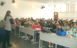 Alunos da Escola Municipal Tereza Maria de Faria Vaz assistem a aula de Educação Sexual no UNIFOR-MG