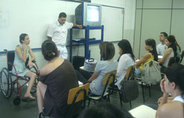 Aluna narra experiência pessoal a estudantes de Fisioterapia do Centro Universitário