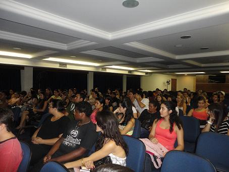 Alunos participam de palestra sobre cotidiano universitário
