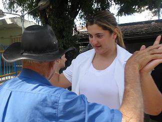 Idosos do Asilo São Francisco de Assis participam de atividade junto a alunos de Fisioterapia