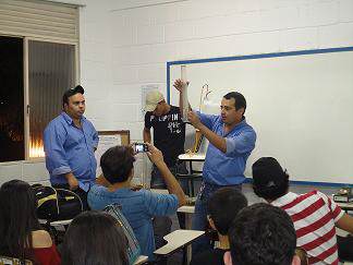 Alunos de Engenharia Civil assistem a prática laboratorial em sala de aula