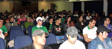 Alunos de Medicina Veterinária assistem a palestra sobre microchipagem