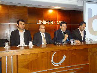 Alunos do UNIFOR participam de palestra sobre intercâmbio