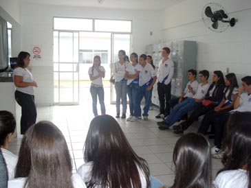 Alunos da Escola Técnica do SEBRAE de Arcos visitam o UNIFOR