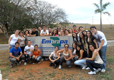 Alunos de Ciências Biológicas visitam a EMBRAPA Milho e Sorgo