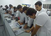 Alunos participam de aula inaugural no Laboratório de Eletricidade