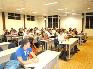 Acadêmicos de Engenharia de Produção participam de aula inaugural
