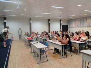 Acadêmica ministra palestra na aula inaugural do curso de Estética