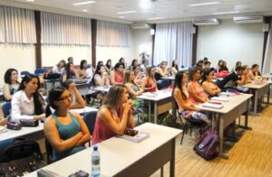 Acadêmicos de Fisioterapia assistem a aula inaugural