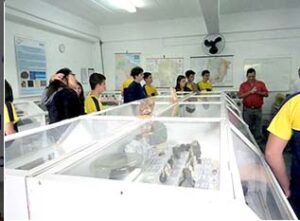 Laboratório de Mineralogia do UNIFOR-MG recebe a visita de alunos do Colégio de Aplicação