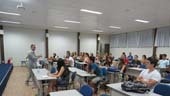 Egresso do curso de Administração ministra palestra para calouros na aula inaugural