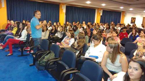 Calouros de Biomedicina, Enfermagem e Estética participam de palestra