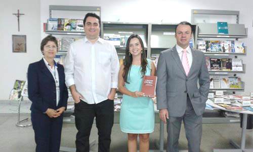 Ex-aluna do Colégio de Aplicação lança livro de Direito e doa exemplar para Biblioteca do UNIFOR-MG