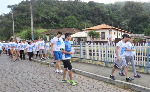 Alunos do UNIFOR-MG colaboram na Caminhada da Integração da Prumo Engenharia