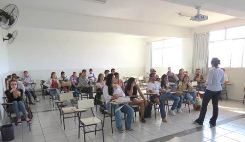 Acadêmicos de Medicina Veterinária participam de Ciclo de Palestras