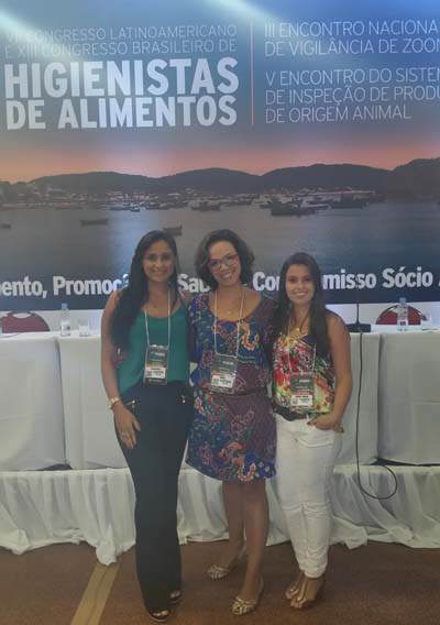 Alunas e professora de Medicina Veterinária apresentam artigos em congresso