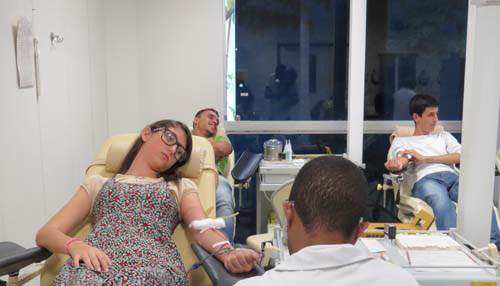 Estudantes do UNIFOR-MG doam sangue em trote solidário
