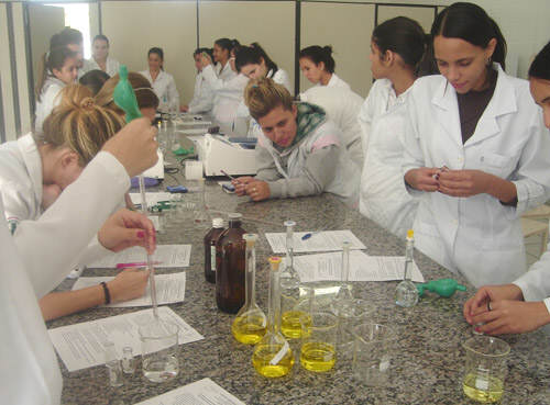 Minicursos são ministrados para alunos de Biomedicina