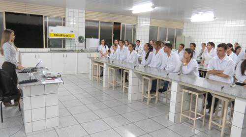 Acadêmicos participam da 1ª edição da Semana da Engenharia Química do UNIFOR-MG