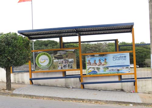 FUOM constrói novos abrigos para passageiros de ônibus próximo ao campus universitário