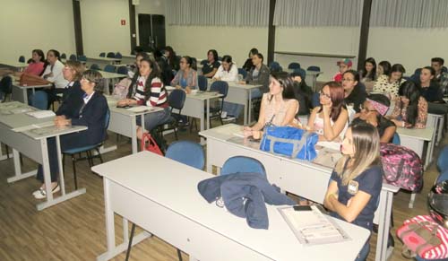 Alunos de Biblioteconomia assistem a vídeo-aula por skipe