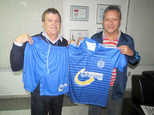 UNIFOR-MG doa materiais esportivos a clubes de futebol