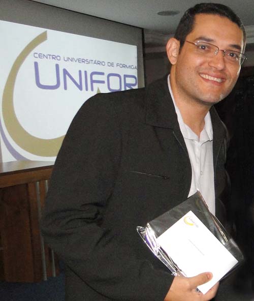 Egresso de Biblioteconomia do UNIFOR-MG publica o 3º livro