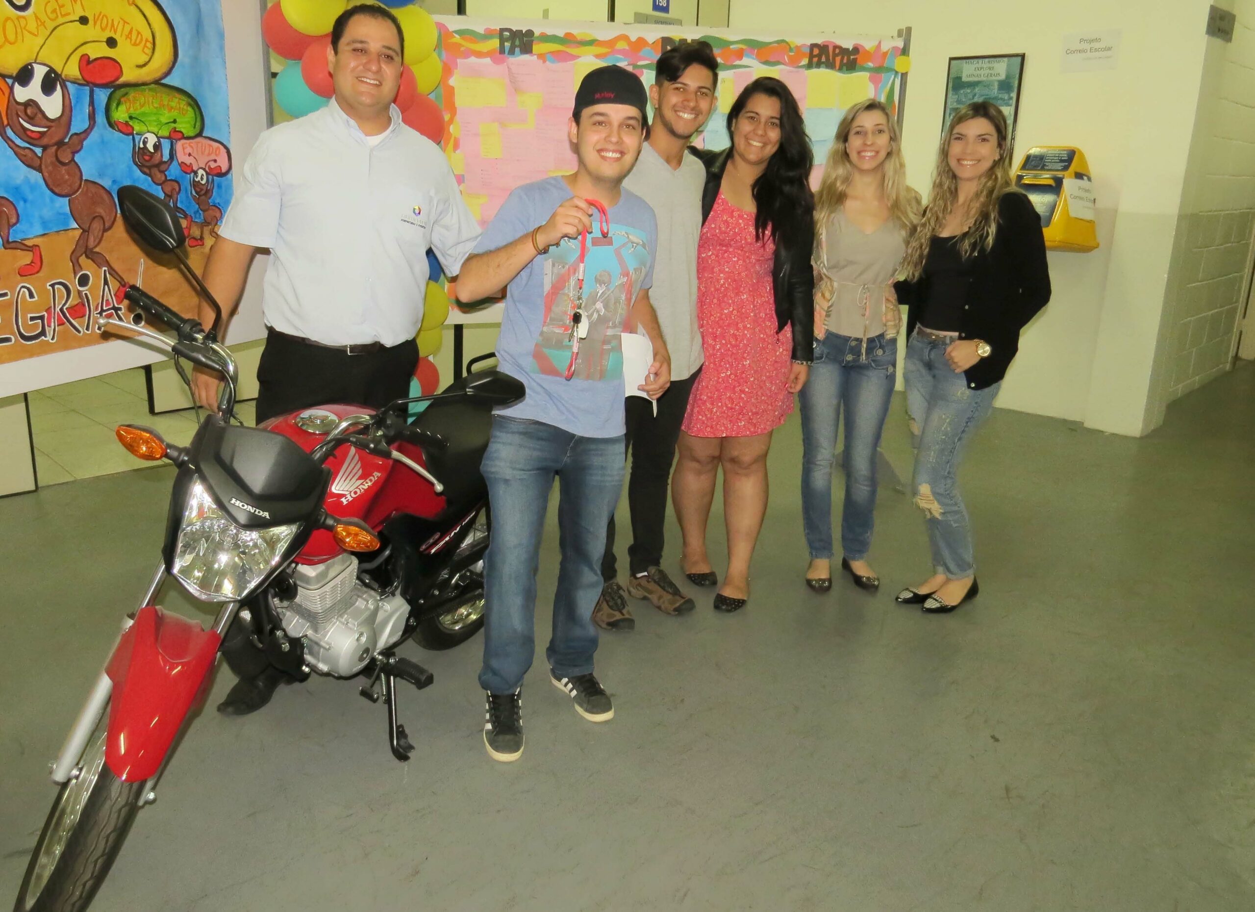 Conheça o ganhador da moto sorteada pela “Ação entre Amigos” do UNIFOR-MG