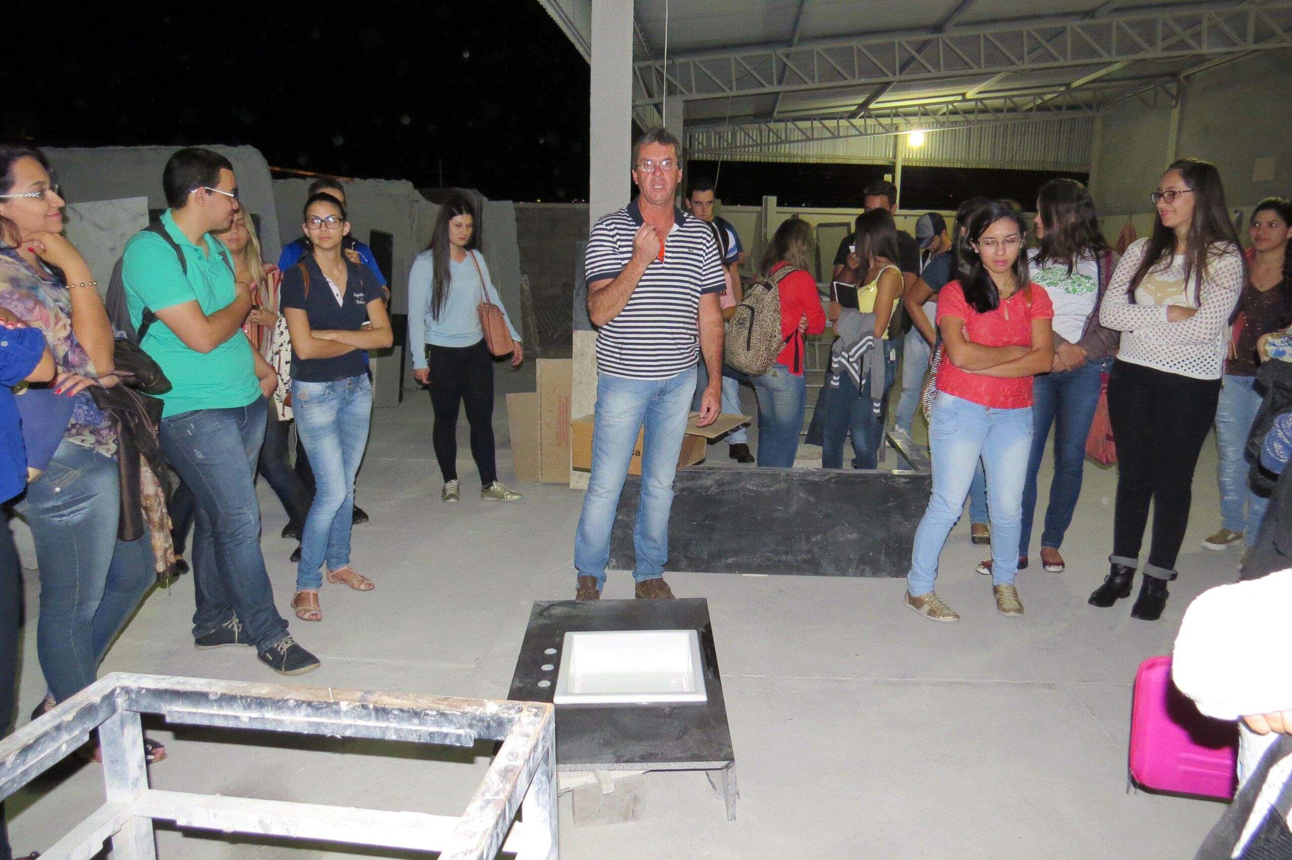 Alunos de Arquitetura e Urbanismo fazem visita técnica à marmoraria