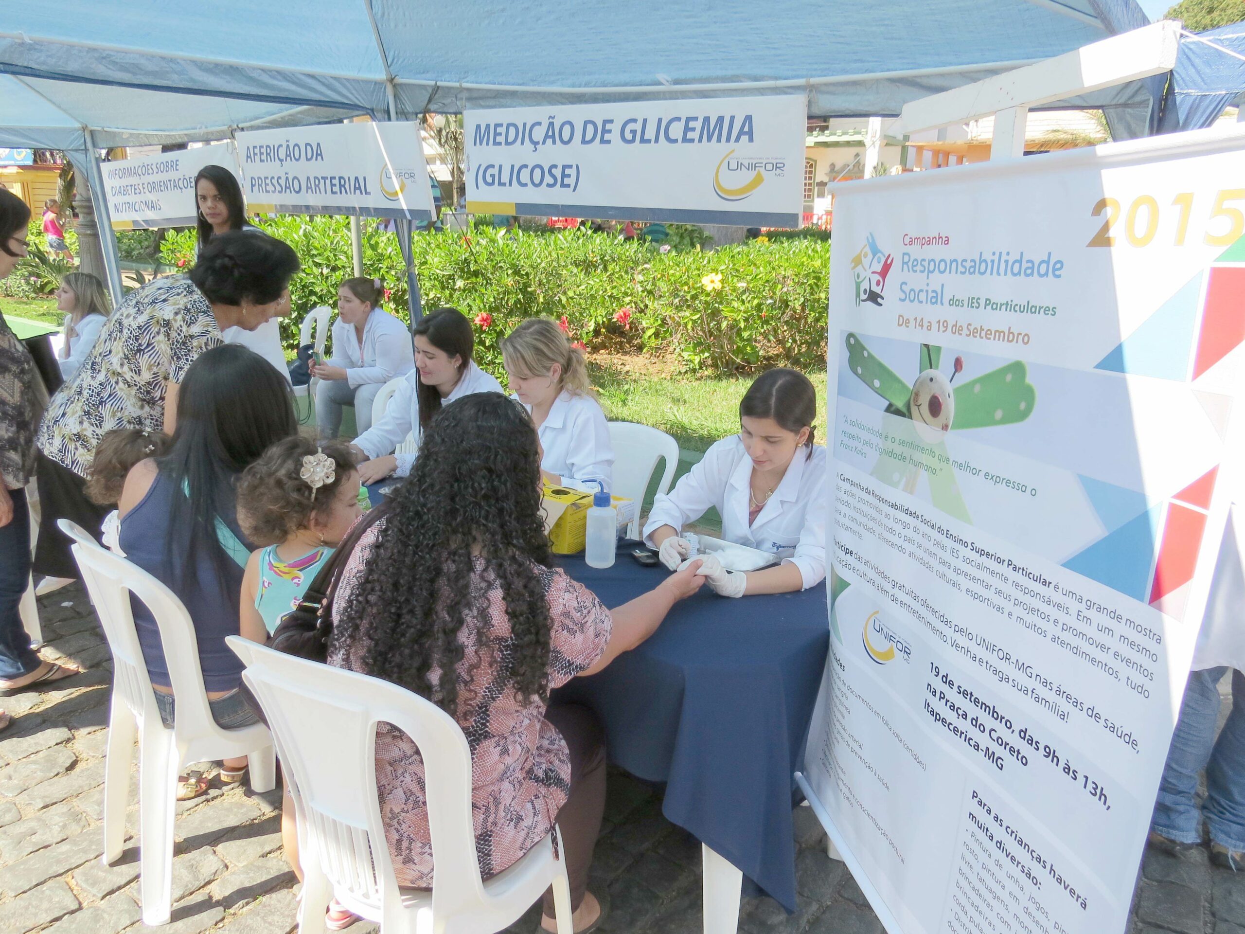 Dia do Ensino Responsável é realizado durante UNIFOR-MG na Praça em Itapecerica