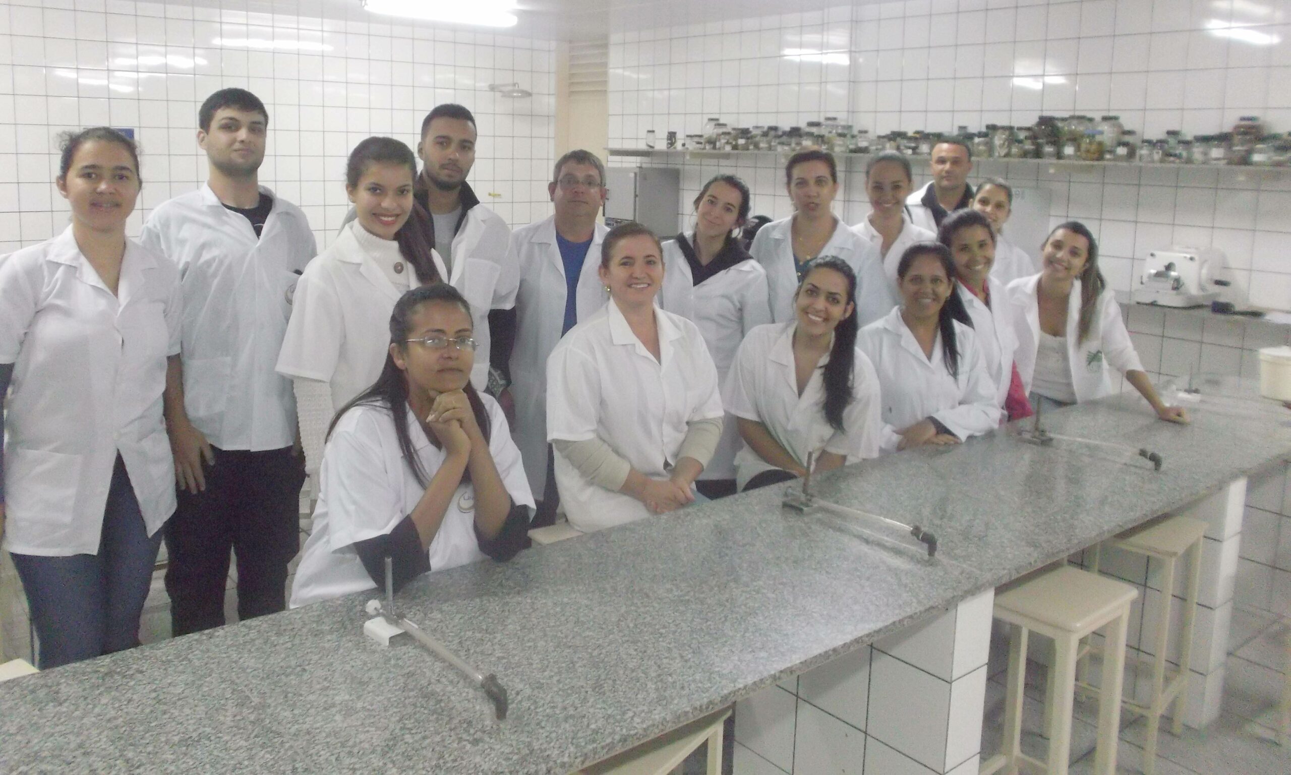 Alunos de Biblioteconomia participam de aula no Laboratório de Microbiologia
