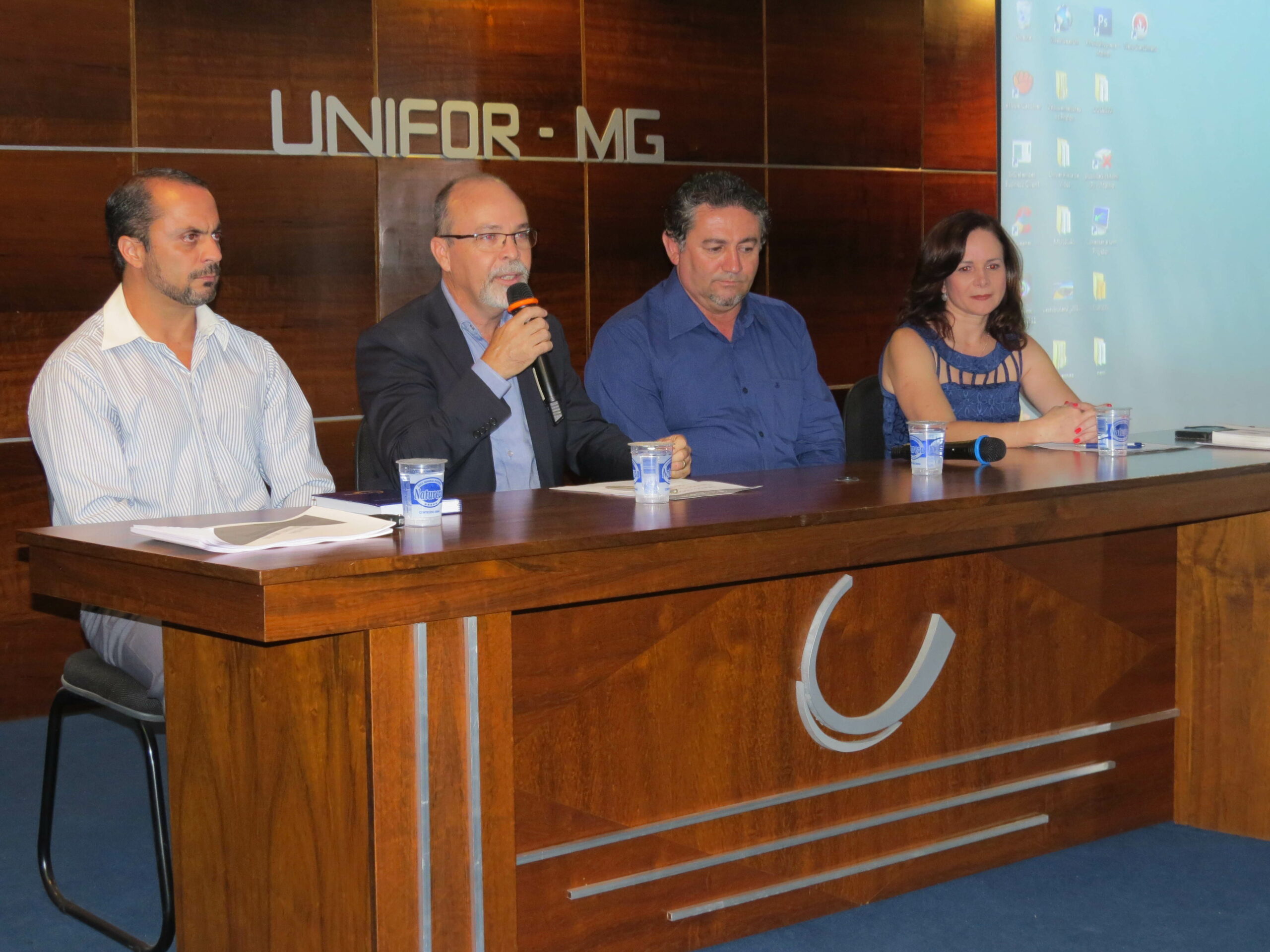 Mesa Redonda reúne alunos de diversos cursos do UNIFOR-MG
