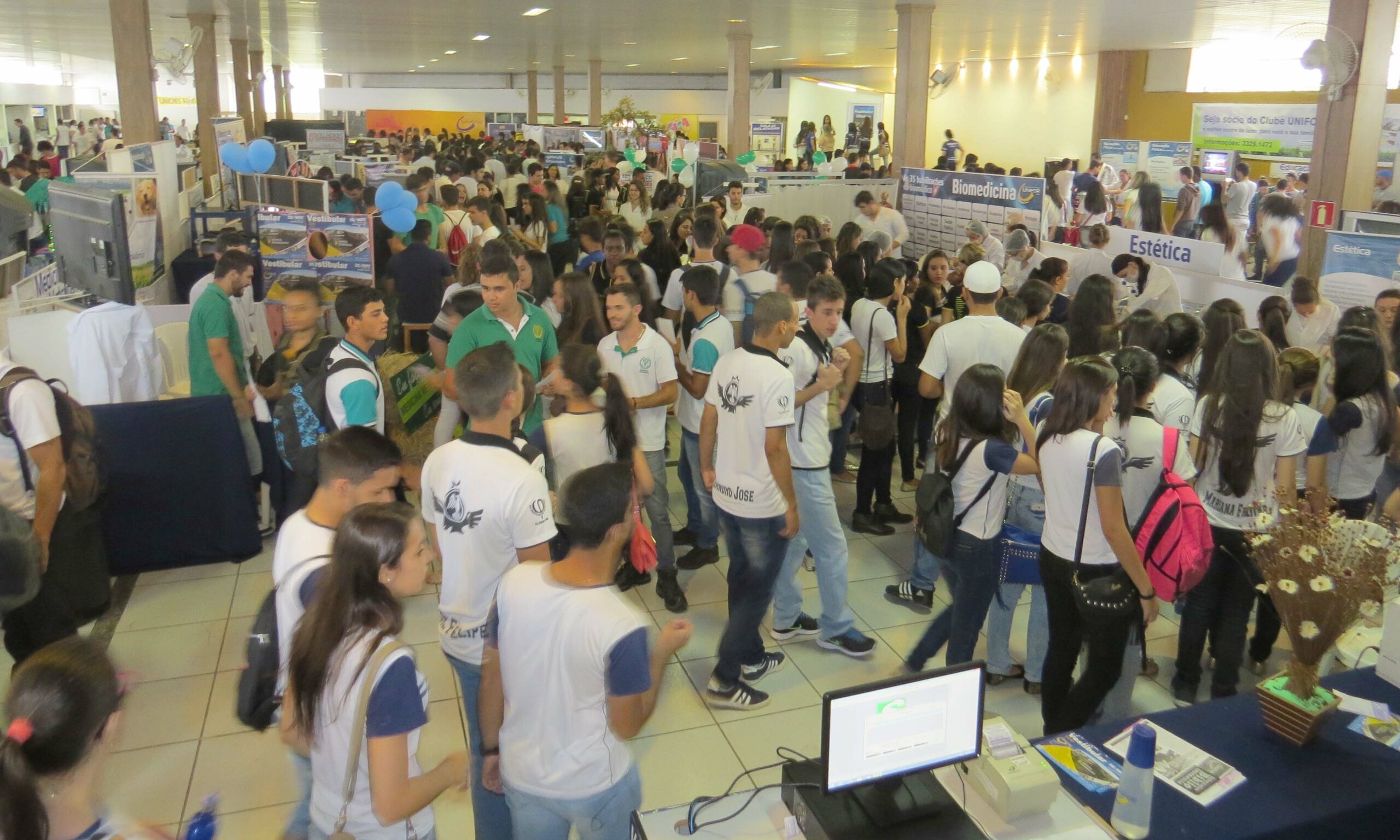 Cerca de 6.300 alunos do Ensino Médio visitam o UNIFOR-MG na Mostra de Profissões 2015