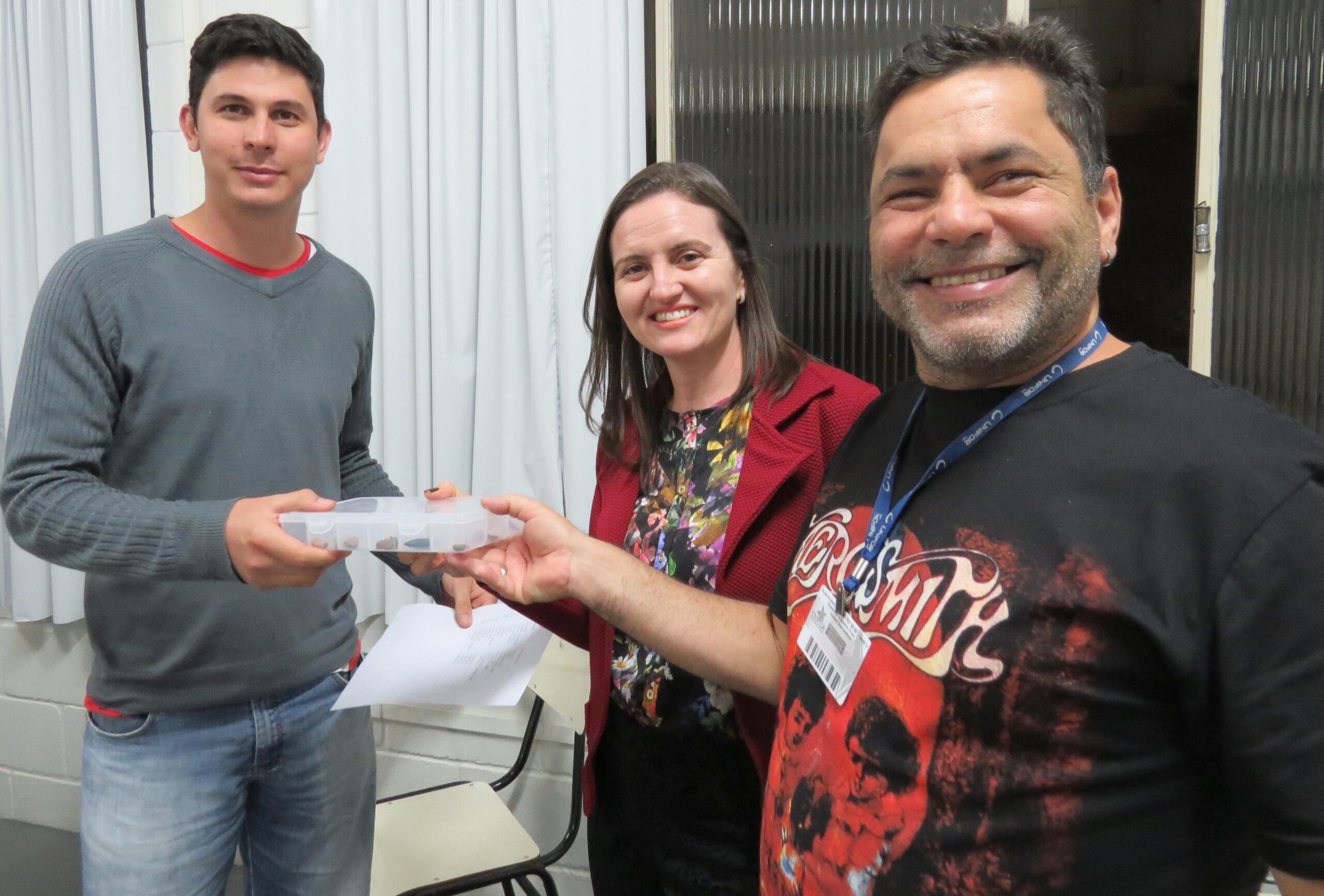 Alunos de Ciências Biológicas recebem premiação pelo desempenho na disciplina de Geologia e Paleontologia