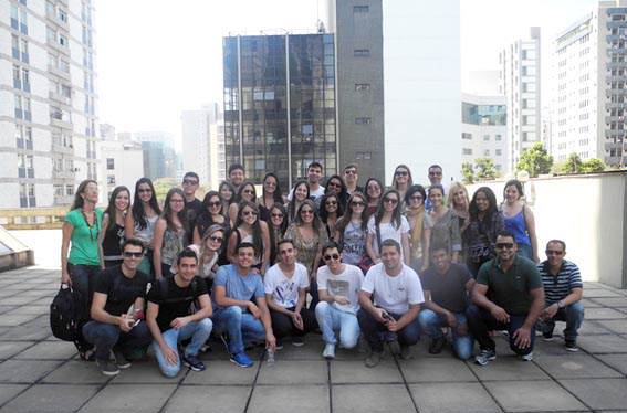 Futuros arquitetos e urbanistas visitam edifícios na capital mineira