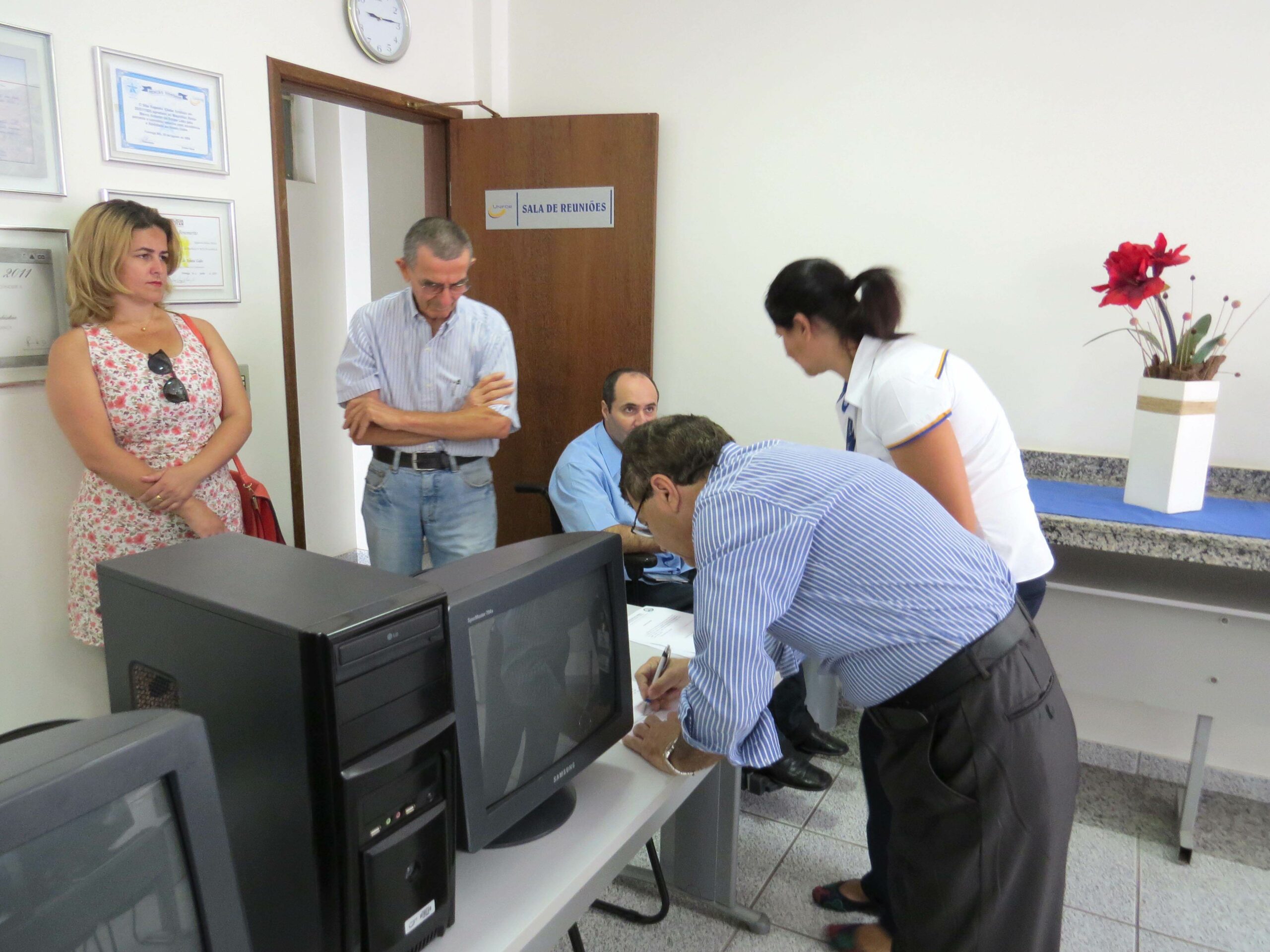 FUOM doa computadores para entidades formiguenses