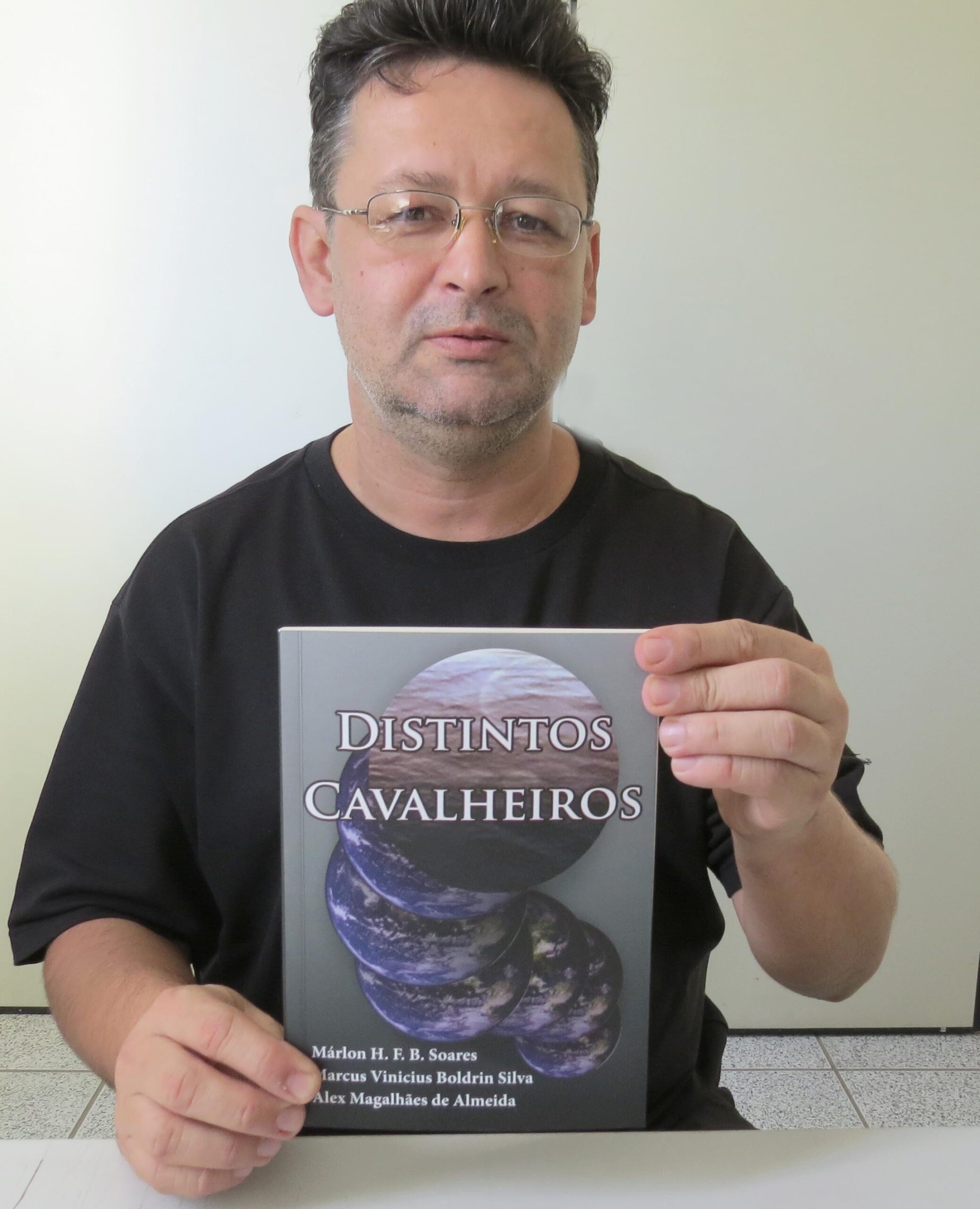 Professor do UNIFOR-MG lançará livro nesta terça-feira
