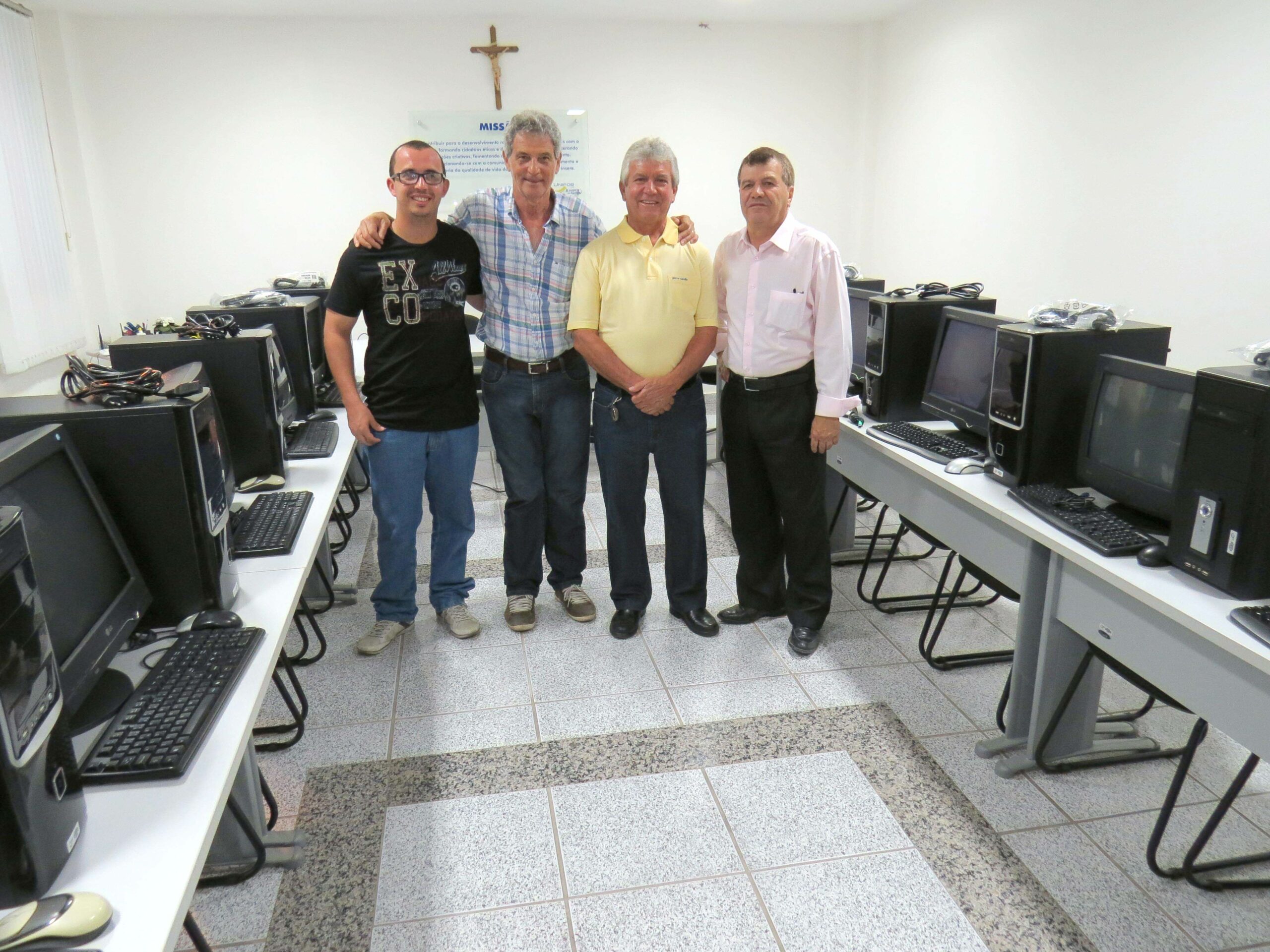 FUOM doa mais computadores para entidades formiguenses