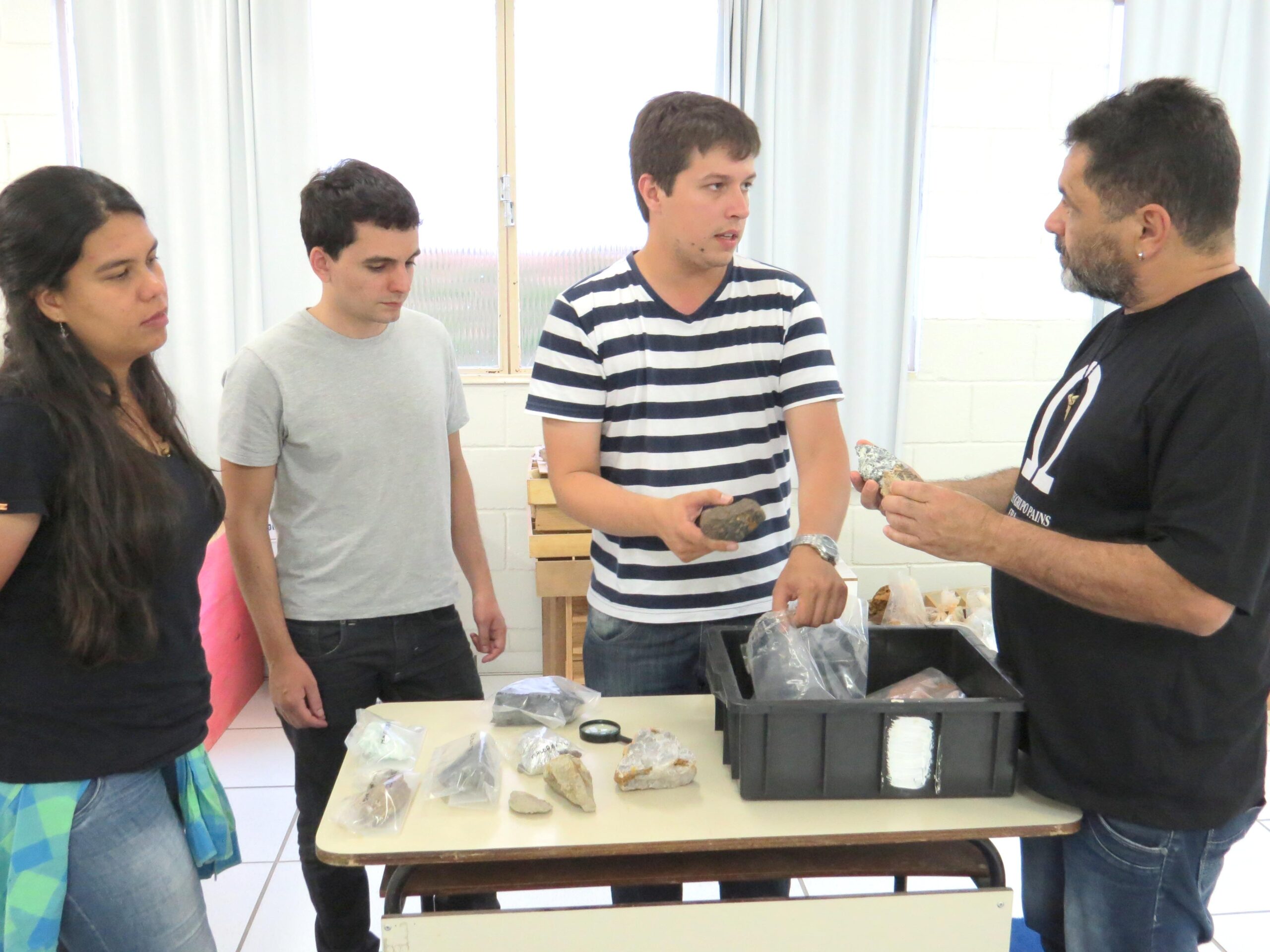 Equipe do Clube de Mineralogia de Poços de Caldas visita laboratório do UNIFOR-MG