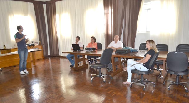 Egresso de Arquitetura e Urbanismo apresenta projeto no gabinete do prefeito de Piumhi