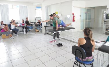 Alunos de Fisioterapia do UNIFOR-MG participam de capacitação para estágio na CLIFOR