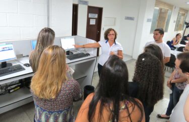 Calouros participam de treinamento na Biblioteca do UNIFOR-MG