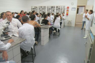 Calouros de Biomedicina têm aula inaugural no Laboratório de Microscopia